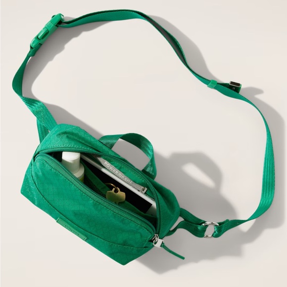 Athleta green color: scout excursion crossbody belt bag new with tags nwt! - Picture 2 of 7